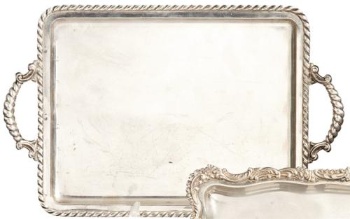 Bandeja rectangular de dos asas de plata española punzonada 1ª ley de Montejo.