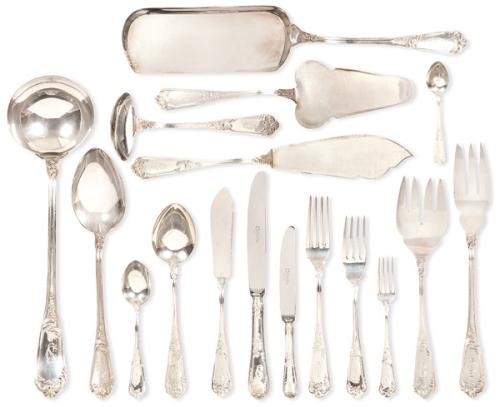 Cubertería de plata española punzonada Ley 925 de La Cruz de Malta, estilo Luís XVI, con mueble cubertero.