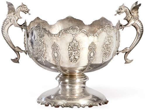 Gran centro de mesa de plata inglesa punzonada Ley Sterling de Charles Boyton & Son Ltd, Londres 1920.