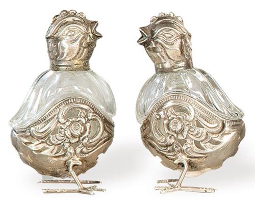 Pareja de saleros de cristal y plata en forma de pollos.