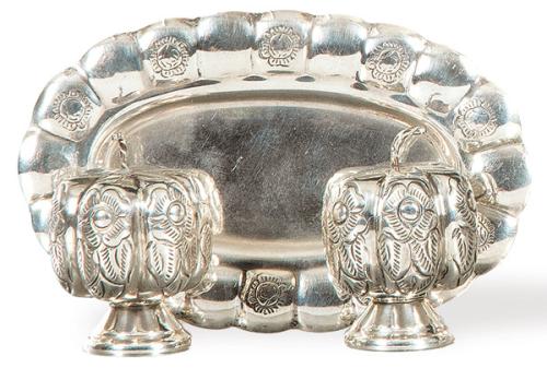 Juego de dos saleros de plata mejicana punzonada Ley Sterling, con bandeja y forma de calabaza.