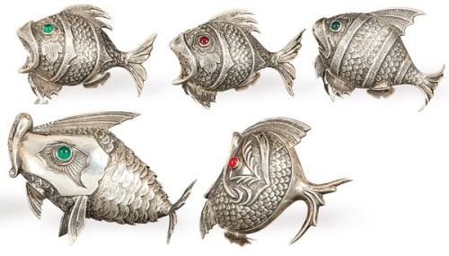 Cinco saleros de plata española punzonada 1ª Ley en forma de pez.