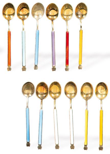 Juego de 12 cucharillas de café de plata sobre dorada y esmalte punzonadas, Ley Sterling, de Anton Hansen, Dinamarca.