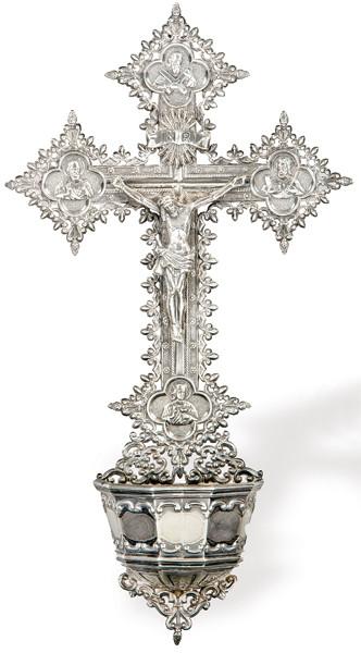 Benditera de plata española punzonada 1ª Ley de Matilde Espuñes con Cristo Crucificado de estilo gótico.
