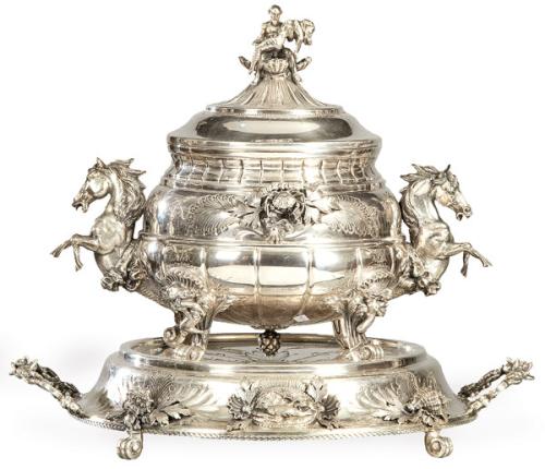 Sopera para platos de marisco o pescado con sourtout de plata punzonada Ley 925.