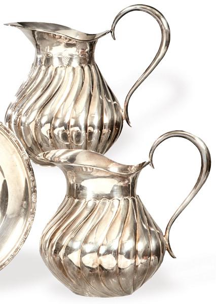 Dos jarras para agua y vino de plata española punzonada 1ª Ley de Pasgorcy.