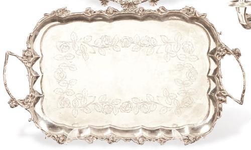 Bandeja con dos asas de plata española punzonada 1ª Ley de Pasgorcy.