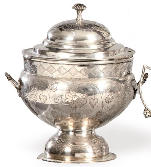 Sopera de plata siguiendo modelos virreinales de plata S. XX.