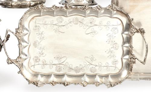 Bandeja rectangular de estilo modernista de dos asas, en plata española punzonada 1ª Ley.