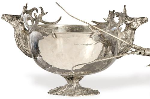 Gran centro de mesa de metal plateado de Valenti con asas en forma de cabezas de ciervo.