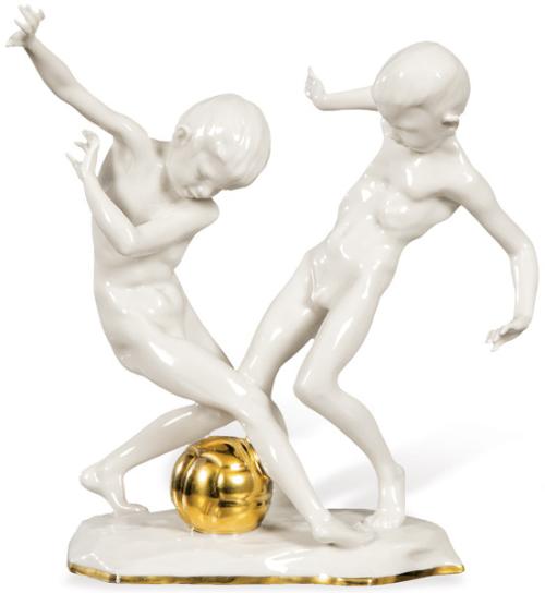  "Niños jugando" firmada K. Tutter figuras en porcelana esmaltada en blanco y dorado de Selb.
