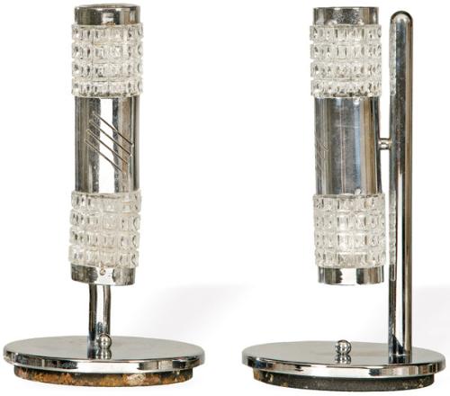 Pareja de lámparas con estructura de metal cromado y tulipas cilíndricas de vidrio prensado.