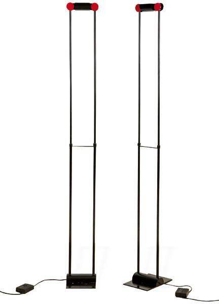 Pareja de lámparas de pie tipo Menphis con estructura tubular de metal lacado en negro y rojo.