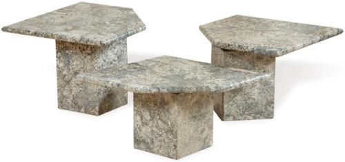 Conjunto de tres mesas bajas con tapa irregular en mármol, sobre pedestales cúbicos.