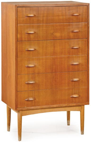 Cómoda con seis cajones, con tiradores en forma de concha en madera de teca, sobre patas cilíndricas.