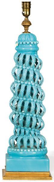  Lámpara de sobremesa en cerámica esmaltada en azul de Bondía, Manises, de forma helicoidal con hojas. Sobre base en madera moldurada y dorada. Valencia, años 70