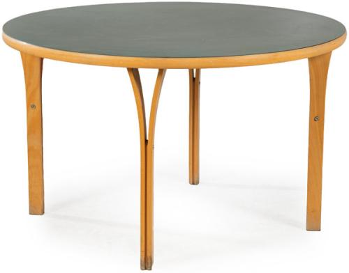 Mesa siguiendo modelos de Rud Thygesen y Johnny Sørensen para Magnus Olesen, con tapa circular en linoleo gris, y estructura en madera de abeto, con patas formadas por dos listones de madera separados en la parte superior.S. XX