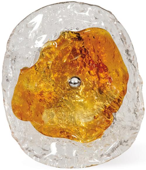 Aplique de pared en cristal de murano incoloro y ambar sobre estructura de metal cromado.