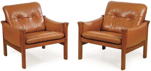 Pareja de butacas fabricadas por Cado, con estructura de madera de teca y tapicería de piel.