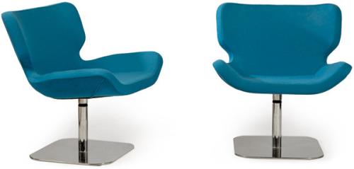 Pareja de butacas giratorias con sistema de retroceso de TONON, con estructura de metal cromado y tapicería de tela azul.