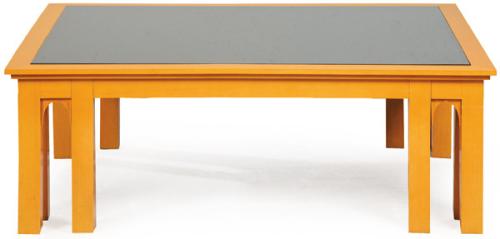  Mesa de centro diseñada por Pascua Ortega, con tapa de cristal ahumado, sobre estructura de madera.