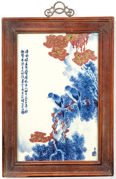  Placa de porcelana china azul y blanco con decoración de rojo de cobre, ff. S. XIX pp. S. XX