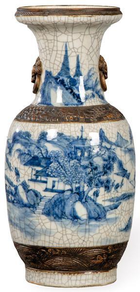 Jarrón de porcelana china azul y blanco parcialmente sin vidriar y con decoración tallada época República (1912-1949).