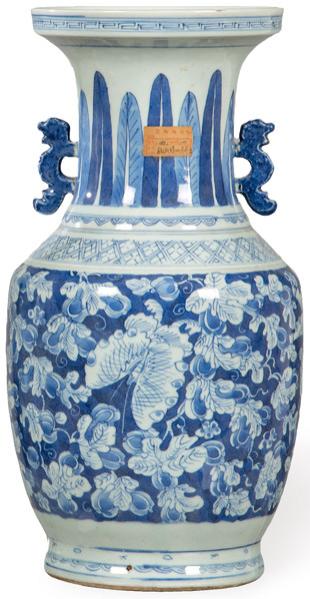 Jarrón de porcelana china azul y blanco, Dinastía Qing S. XIX.