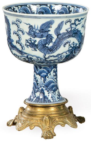  Copa de libación azul y blanca con marca de Xuantong (1902-1912) montada en bronce.