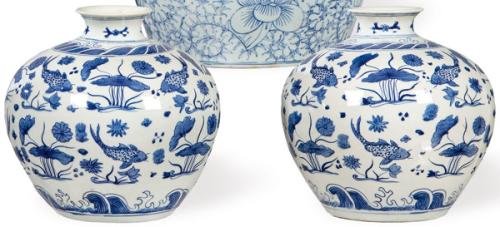 Pareja de jarrones globulares de porcelana china azul y blanco S. XX.