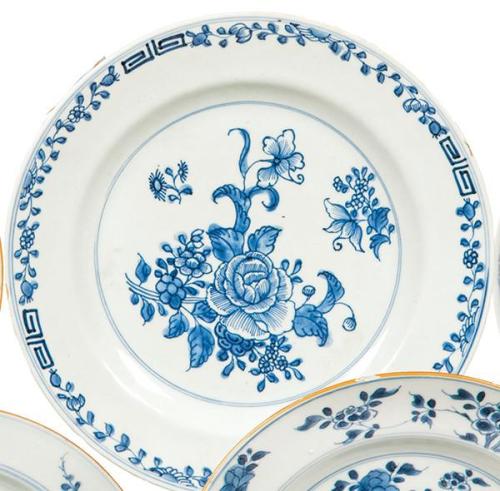  Plato de porcelana de Compañía de Indias azul y blanco, Dinastía Qing, época de Qianlong (1736-95)