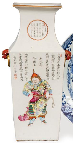 Jarrón prismático de porcelana china con esmaltes de la Famllia Rosa, Dinastía Qing S. XIX