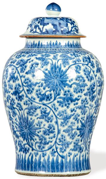 Tibor chino de porcelana azul y blanco, Dinastía Qing S. XIX.