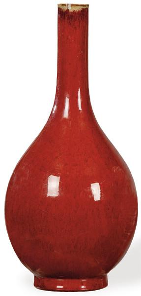 Jarrón de cuello largo de porcelana china con vidriado sangre de buey, Dinastía Qing S. XIX