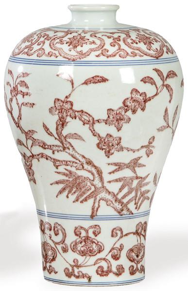 Meiping de porcelana china con decoración rojo de cobre y azul cobalto, S. XX