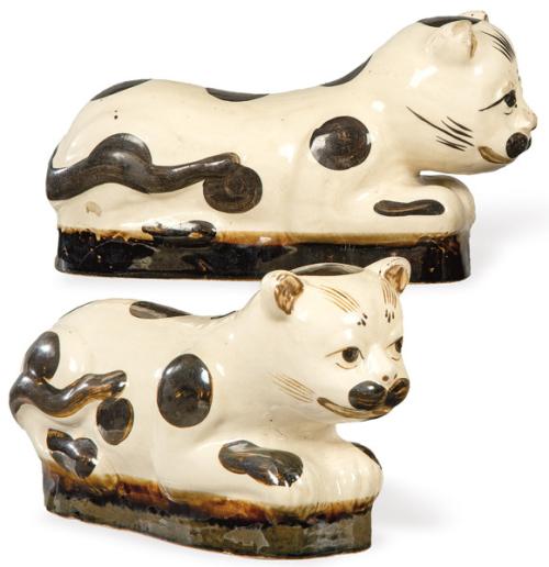 Pareja de almohadas chinas en forma de gato en cerámica vidriada S. XX.