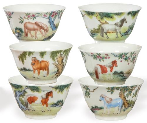  Juego de seis tazas de porcelana china con esmaltes polícromos con marca de selllo apócrifa de Qianlong h. 1970.