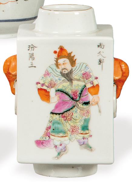 Jarrón de porcelana china con esmaltes polícromos, Dinastía Qing, h. 1860.