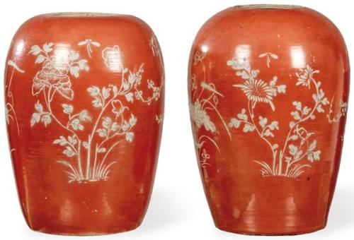  Pareja de jarrones ovoides de porcelana china con vidriado naranja y decoración en blanco Dinastía Qing, ff. S. XIX.