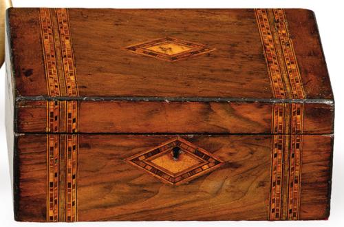 Caja victoriana de nogal con marquetería