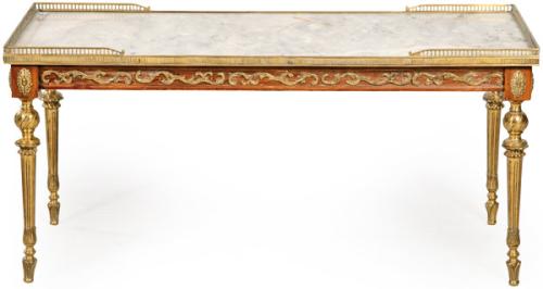 Mesa de centro estilo Luis XVI en madera con aplicaciones de latón.