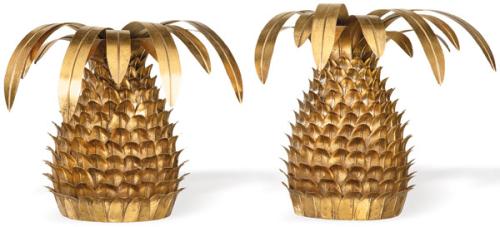 Pareja de apliques de pared en forma de piñas en metal dorado.