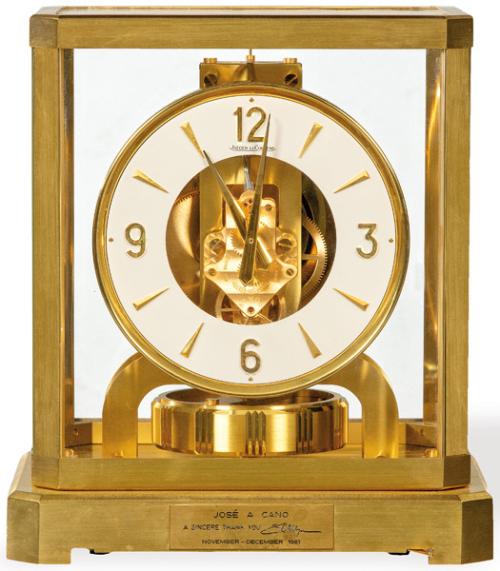 Reloj de mesa "Atmos" de Jaeger-LeCoultre, movimiento perpetuo, modelo Classic en latón dorado y cristal.