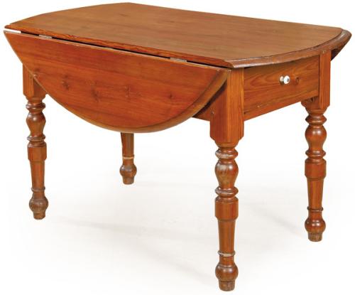  Mesa de comedor en madera de pino, con dos alas abatibles, con un cajón con tirador de porcelana, sobre patas torneadas.