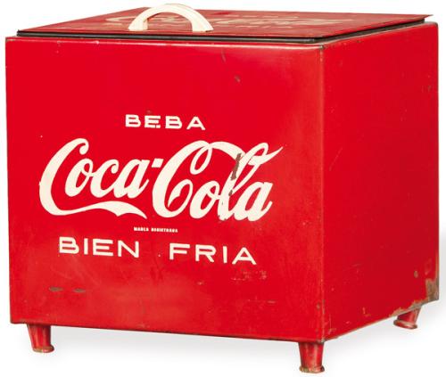 Nevera de Coca-Cola en chapa para el mercado español h. 1960-70.