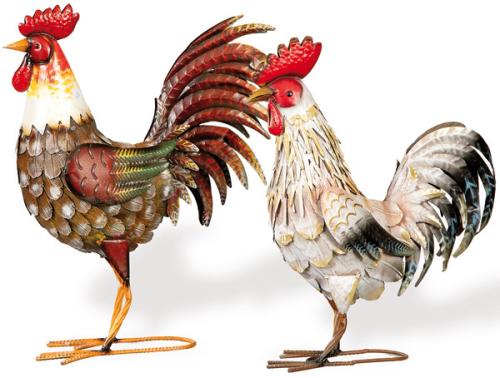 Dos gallos de latón pintado.