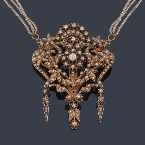 Broche época 'Alfonsina' con diamantes talla rosa y holandesa simple con detalles en esmalte negro. S. XIX.