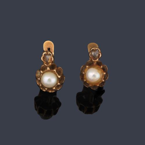 Pendientes cortos con pareja de perlitas y motivo superior con diamante talla holandesa. Finales S. XIX.