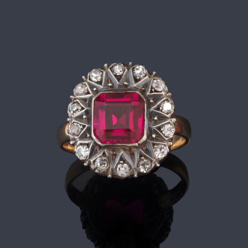 Anillo con rubí central sintético de aprox. 2,00 ct y orla de diamantes talla antigua. Finales S. XIX.