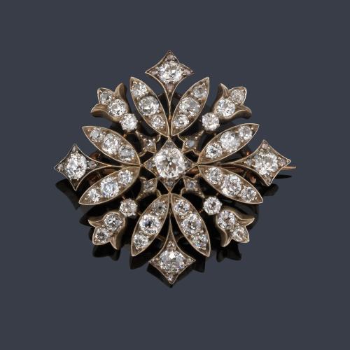  Broche con diseño de 'copo de nieve' con diamantes 'old cut european' de aprox. 4,80 ct en total. Años '30.